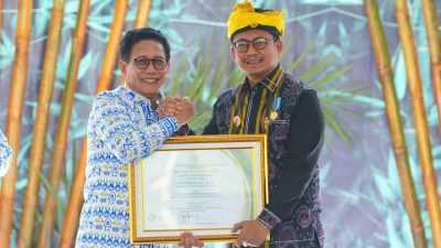 Kembangkan Inovasi Desa, Pj Bupati Busel Dapat Penghargaan Dari Kemendes PDTT