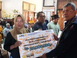 Pj Wali Kota Kendari Serahkan BSPS Senilai Rp20 Juta ke Masyarakat