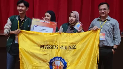 Mahasiswa UHO Ikut Kompetisi Debat Mahasiswa Indonesia di UC Surabaya