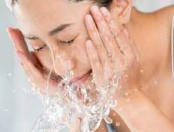 Cegah Jerawat Hingga Bikin Kulit Glowing, Ini Manfaat Air Es untuk Wajah