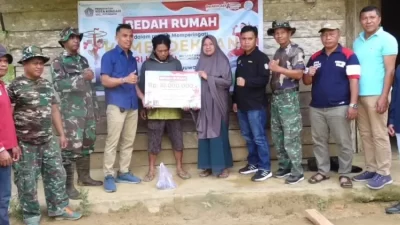 Peringati HUT RI, Pemerintah Kecamatan Puuwatu Laksanakan Program Bedah Rumah