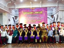 BKKBN Sultra Gelar Wisuda Lansia Angkatan I, Luluskan 20 Wisudawati