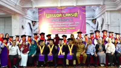 BKKBN Sultra Gelar Wisuda Lansia Angkatan I, Luluskan 20 Wisudawati