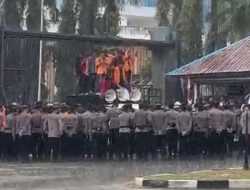 Mahasiswa di Kendari Gelar Protes Revisi UU Pilkada yang akan Disahkan oleh DPR RI