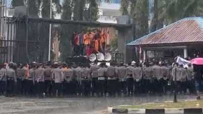 Mahasiswa di Kendari Gelar Protes Revisi UU Pilkada yang akan Disahkan oleh DPR RI