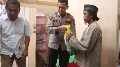 Bentuk Kepedulian dan Apresiasi, Kapolresta Kendari Berikan Paket Sembako ke Masyarakat
