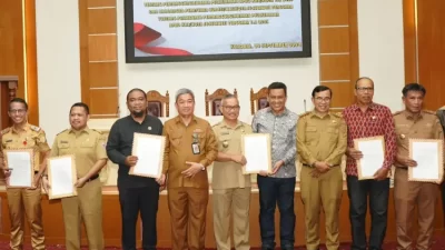 Sekda Kendari Hadiri Penyerahan SK Gubernur Sultra tentang Evaluasi Perda dan APBD