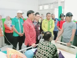 Pemkot Baubau Serahkan Bantuan Bangunan Roboh di Depan Pasar Wameo