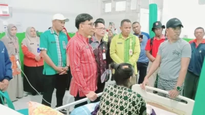 Pemkot Baubau Serahkan Bantuan Bangunan Roboh di Depan Pasar Wameo