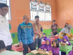 Pj Bupati Kolut Tinjau Program Makan Gratis untuk Siswa di Lambai