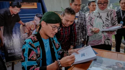 Menparekraf Kenalkan Potensi Desa Wisata lewat Buku ‘Introducing Indonesia to The World’