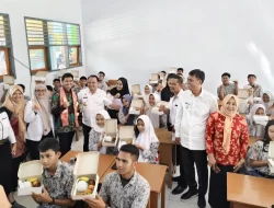 Komisi II DPR-Pj Gubernur Tinjau Uji Coba Program Makan Bergizi Gratis di SMAN 4 Kendari
