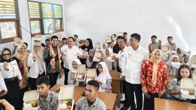 Komisi II DPR-Pj Gubernur Tinjau Uji Coba Program Makan Bergizi Gratis di SMAN 4 Kendari