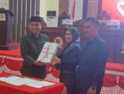 Pemkab Kolaka Timur Serahkan Raperda APBD 2025 ke Dewan