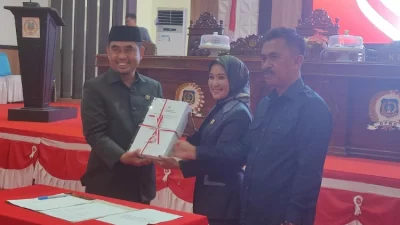 Pemkab Kolaka Timur Serahkan Raperda APBD 2025 ke Dewan