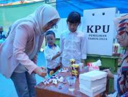 Giona Nur Alam Datang Memilih Ditemani Dua Anaknya, Optimis Menangi Pilwali Kendari