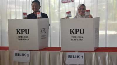 Siska Ditemani Suami Salurkan Hak Pilih, Bercengkrama dengan Warga saat Tunggu Antrian Memilih