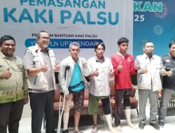 Hasil Pengumpulan Zakat Pegawai, YBM PLN UP3 Kendari Serahkan Kaki Palsu untuk Mustahik