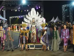Kota Kendari Tampilkan Keindahan Tenun Khas Tolaki dengan Motif Pinetobo di STK 2024