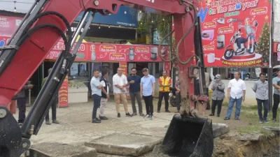 Pemkot Turunkan Alat Berat Keruk Sedimen Saluran Drainase di Lepo-lepo