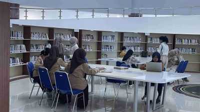 Masyarakat Kota Kendari yang cukup antusias menikmati fasilitas buku bacaan di Perpustakaan Modern Sultra/Hasrul, HaloSultra.com