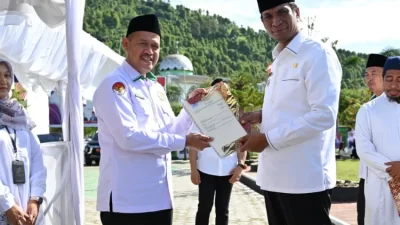 Pj Bupati Kolut Serahkan 12 Sertifikat Tanah untuk Masjid dan Madrasah