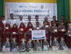 Antam Konut-IZI Sultra Salurkan Bantuan Pendidikan untuk Ratusan Pelajar