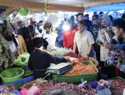 Pj Gubernur Sultra Sidak Pasar hingga Distributor, Pastikan Stok dan Bahan Pokok Stabil