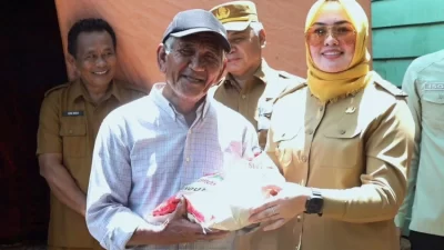 Wali Kota Kendari Serahkan Bantuan-Cek Kondisi Pengungsi Kebakaran di TPA Puuwatu