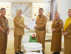 Serahkan SK Plt Camat Kendari dan Nambo, Wali Kota Titip Pesan Ini