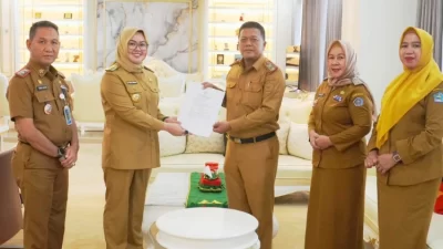 Serahkan SK Plt Camat Kendari dan Nambo, Wali Kota Titip Pesan Ini