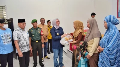 Wali Kota Kendari Serahkan Bantuan Sosial untuk Korban Banjir