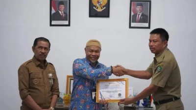 Ombudsman Sultra Serahkan Hasil Penilaian Pelayanan Publik 2024 ke Pemkab Kolut