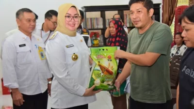 Wali Kota Serahkan Bantuan Sosial ke 316 KK Terdampak Banjir di Kendari