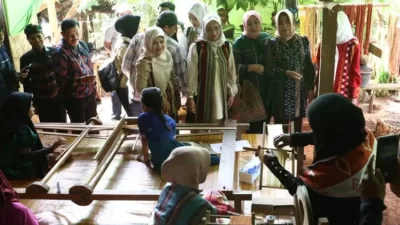 Kunjungi Masalili, Ketua Dekranasda Sultra Beri Bantuan dan Dialog dengan Pengrajin Tenun