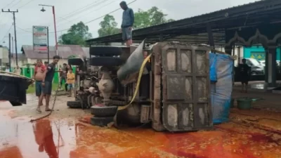Truk Bermuatan Minyak Kelapa Sawit Terguling di Pondidaha, Muatan Tumpah ke Jalan