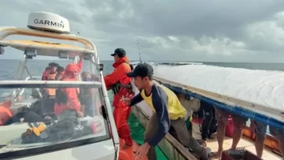 Kapal Bawa 12 Nelayan Mati Mesin di Perairan Kaledupa, Tim SAR Evakuasi