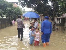 Ditpolairud Polda Sultra Bantu Korban Banjir di Bantaran Sungai Wanggu