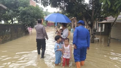 Ditpolairud Polda Sultra Bantu Korban Banjir di Bantaran Sungai Wanggu