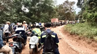 Ribuan Pekerja Tertahan Akibat Penutupan Akses Jalan oleh PT Tambang Rejeki Kolaka