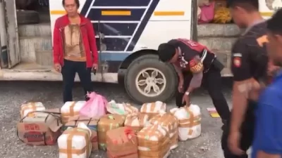 Polisi Sita Belasan Jerigen Miras Tradisional di Terminal Baruga, Diselundupkan Lewat Bus DAMRI