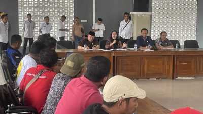 Massa Driver Truck Kontainer Mengadu Soal Jalan Rusak di Bungkutoko Kendari ke DPRD Sultra