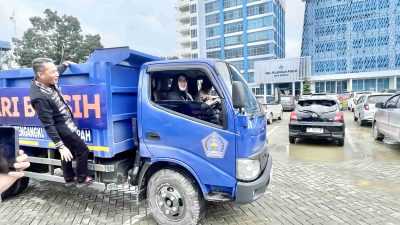 Momen Siska Karina Imran Test Drive Unit Truck Pengangkut Sampah