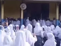 Demo Pelajar SMA Negeri 2 Wangi-wangi Tuntut Transparansi Dana Operasional Sekolah