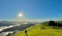 Cuaca cerah dengan sinar matahari dari Puncak Harapan di Desa Puu Lemo, Kecamatan Poleang Timur, Bombana, Sulawesi Tenggara / HaloSultra.com