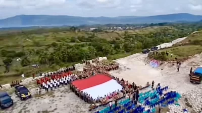 HUT RI ke-80 di Buton Selatan: Bentangkan Bendera Merah Putih Besar di Bukit Lambau