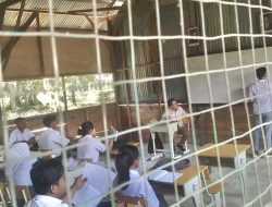 Keterbatasan Ruang Kelas, Siswa SMA Negeri 1 Padangguni Belajar di Bangunan Darurat