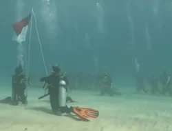 Penyelam di Sultra Kibarkan Bendera Merah Putih di Kedalaman 17 Meter Laut Desa Wisata Namu