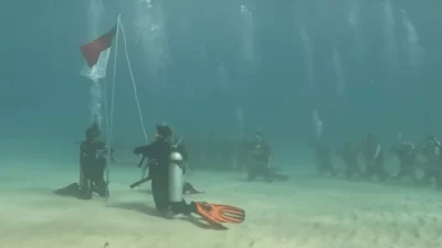 Penyelam di Sultra Kibarkan Bendera Merah Putih di Kedalaman 17 Meter Laut Desa Wisata Namu