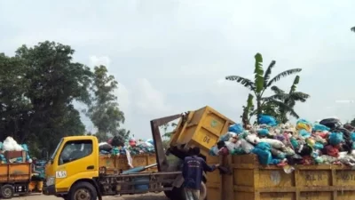 Bupati Stop Beli Randis Demi Tambah Kendaraan Pengangkut Sampah di Muna
